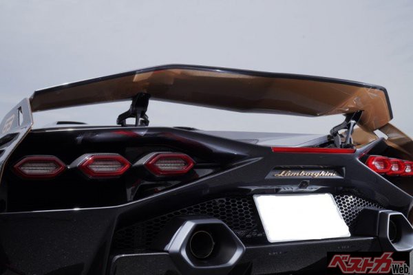 リアウイング展開状態。裏面への配色もオーナーのセンスが光る