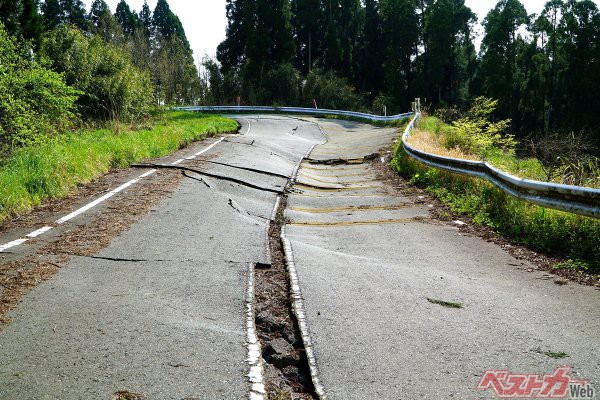 運転中に地震が発生したら… 知っておくべき備えと対処法