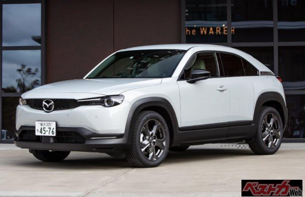 2020年9月に発売開始されたマツダMX-30。CX-30をベースによりスペシャリティに振ったクルマで観音開きのフリースタイルドアの採用が目をひく