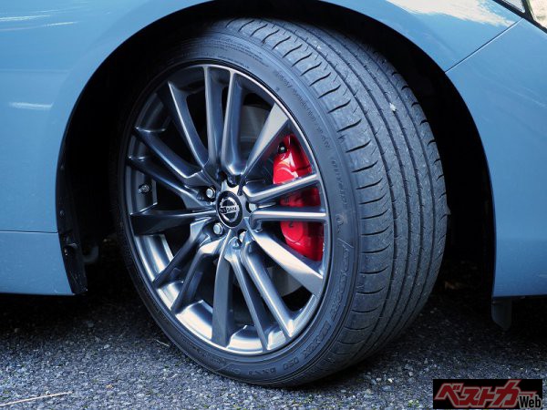 写真はスカイライン400R。245/40RF19というサイズ。この「40」というのが扁平率を表している