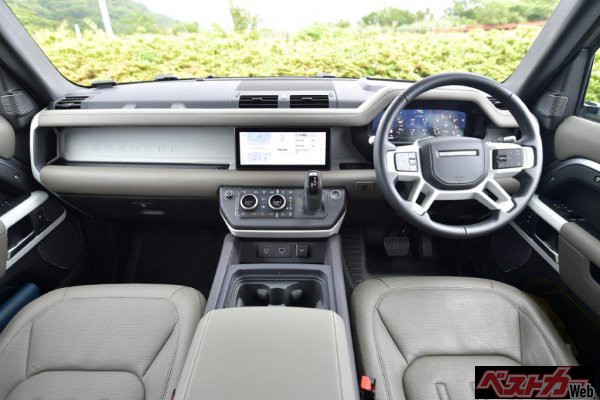 ディフェンダーのインパネ。スイッチ類が整然とレイアウトされ、操作性のよさが窺える。2m近い車幅により、室内空間も余裕たっぷりなうえ、スクエアなデザインのおかげで見晴らしも最高だ