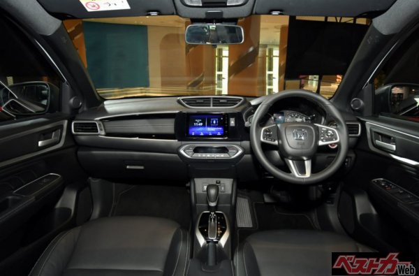 インテリアも最新になっており、メーター内に4.2インチディスプレイ、ダッシュボードには7インチディスプレイを装備、エアバッグは運転席と助手席のフロントSRSエアバッグを備える