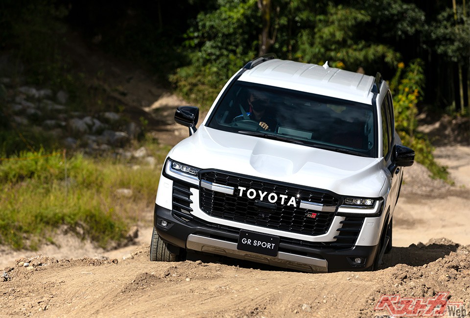 ランドクルーザー300 GRスポーツ(V6、3.3Lディーゼルターボ 800万円)。今回のコースはモーグルや岩や石がごろごろの登坂、そして水深700mmのウォーターセクションもある難コース