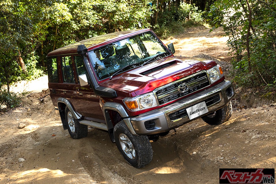 最新のラダーフレームを採用したことで軽量化と高剛性を両立。E-KDSSの効果はバツグンで絶対ムリと思われる極悪路も難なく走破する