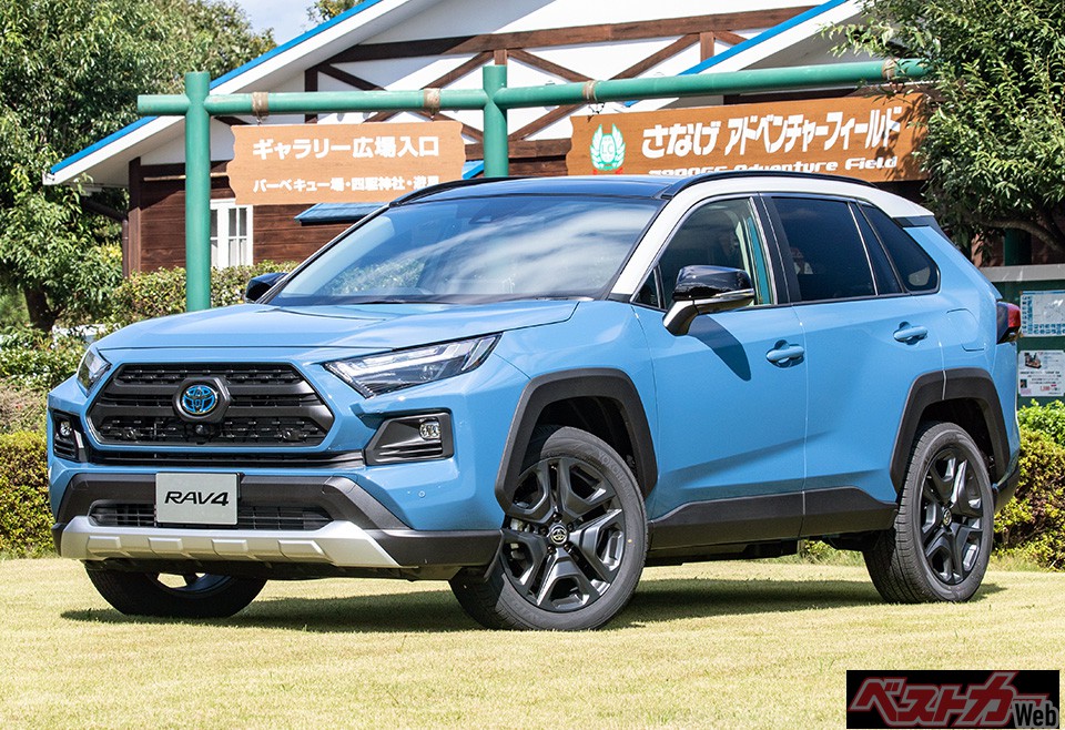 アドベンチャーに欲しかったハイブリッドが追加。マイナーチェンジによってフロントライトをLED化するなど顔つきも変わる。2.5Lハイブリッドはパワフルで雪道も強そうだ