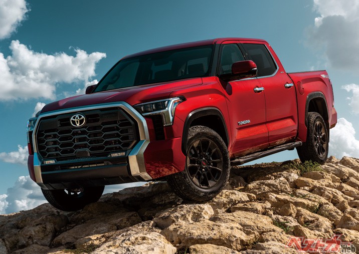 3代目となったタンドラは、3.5リッターV6ツインターボエンジンに、モーターを追加したi-FORCE MAXと命名されたハイブリッドを搭載。システム最大出力は443ps、システム最大トルクは80.6kgmに達する