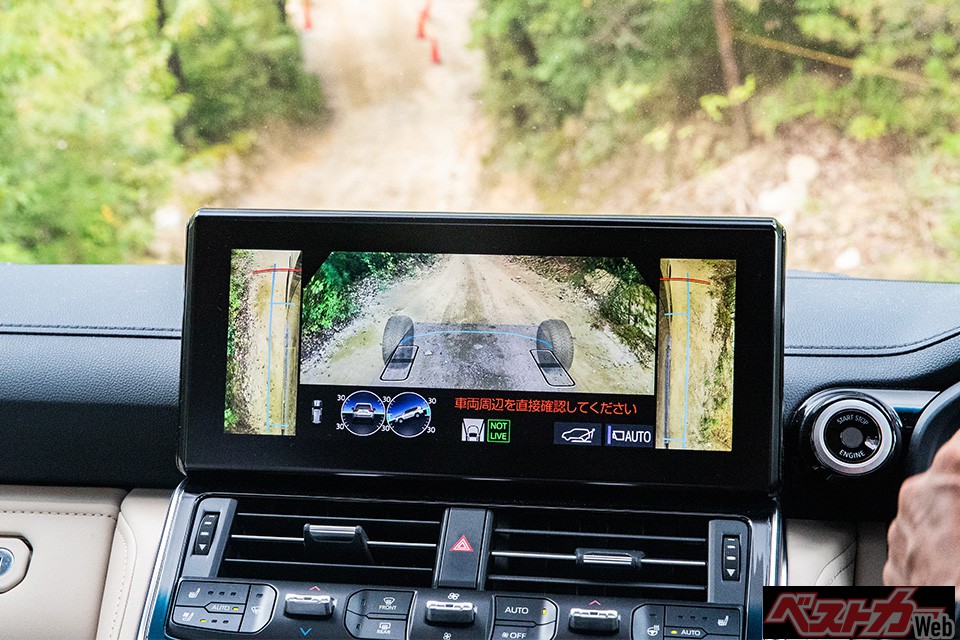 オフロード走行ではライン取りが重要。マルチテレインモニターなら死角をはっきり映し出す