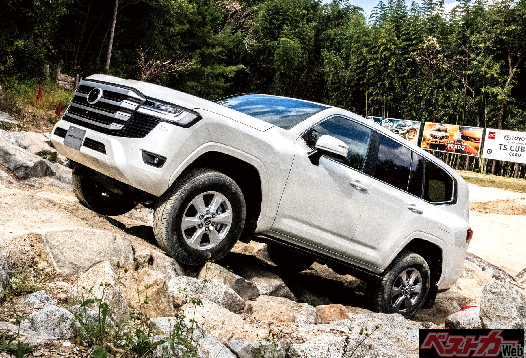 ランドクルーザー300 AX(V6、3.5Lガソリンターボ 550万円)。E-KDSSを採用されない標準モデルだが、クロールコントロールで難コースも確実に走破