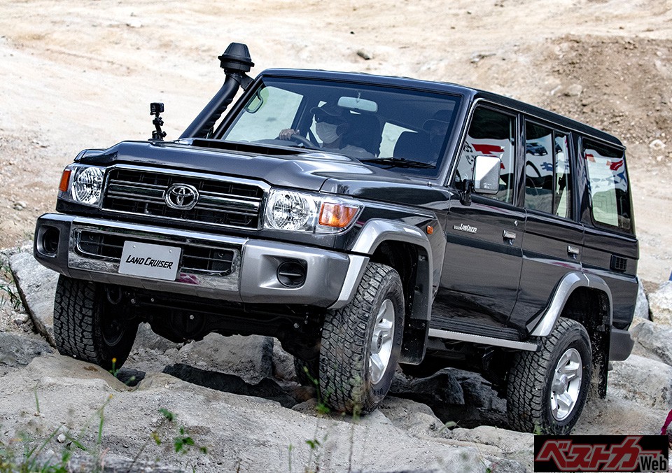 ランドクルーザー70 VX(V8、4.5Lディーゼルターボ 豪州仕様)。LC76とよばれるランドクルーザー70はパートタイム4WDに前後リジッドサスのスパルタンぶり。岩のセクションではライン取りとテクニックが試される