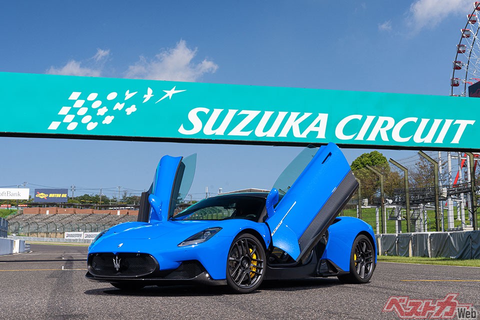 メーカー初のバタフライ・ドアを採用した