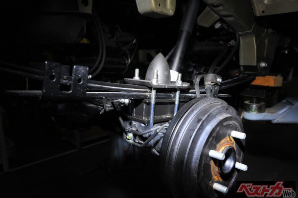 1インチアップなら、写真中央部のようにバンプラバー裏などへスペーサーを入れれば済むので、比較的リーズナブル