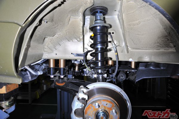 2インチアップには金属カラーをはめて対応。メーカーの量産SUVなどでも時折見られるような手法だ