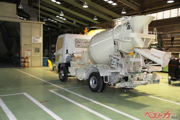 ОEМ分を含めると国内市場の80%を占めるトップシェアのKYB。その熊谷工場で製造中の中型トラックベースのミキサー車