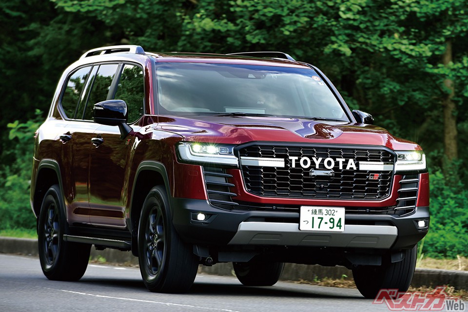 トヨタ ランドクルーザー300。V8が設定されないのは残念だがディーゼルが復活し、ガソリン車もスペック向上。どちらも速さは申し分なし