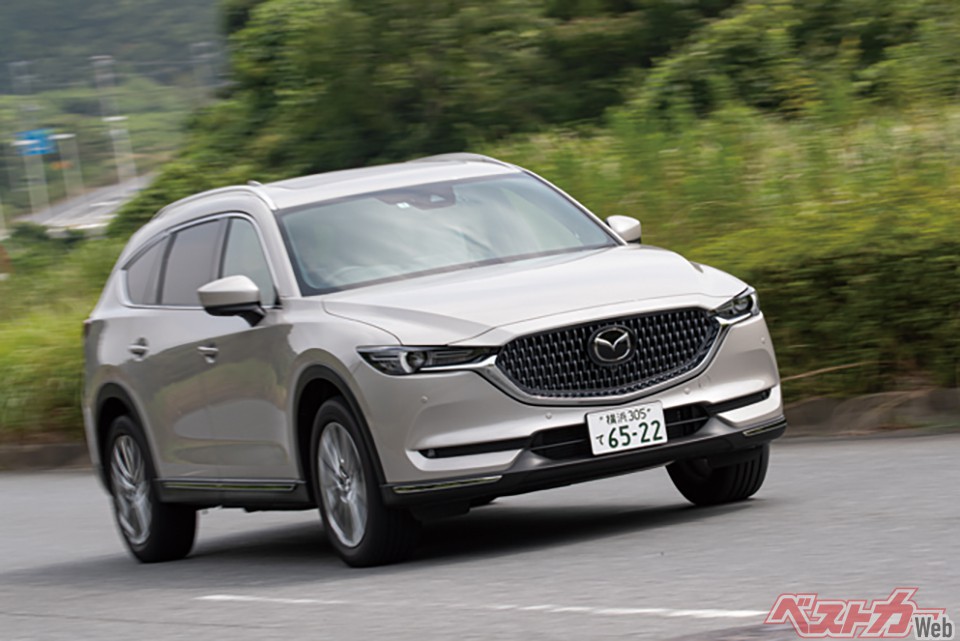 マツダ CX-8。日本で販売されるSUVでは最長クラスのホイールベースを持つ。低回転域でパワフルなディーゼルと軽快な加速を見せるガソリンターボのどちらも気持ちがいい速さをみせる