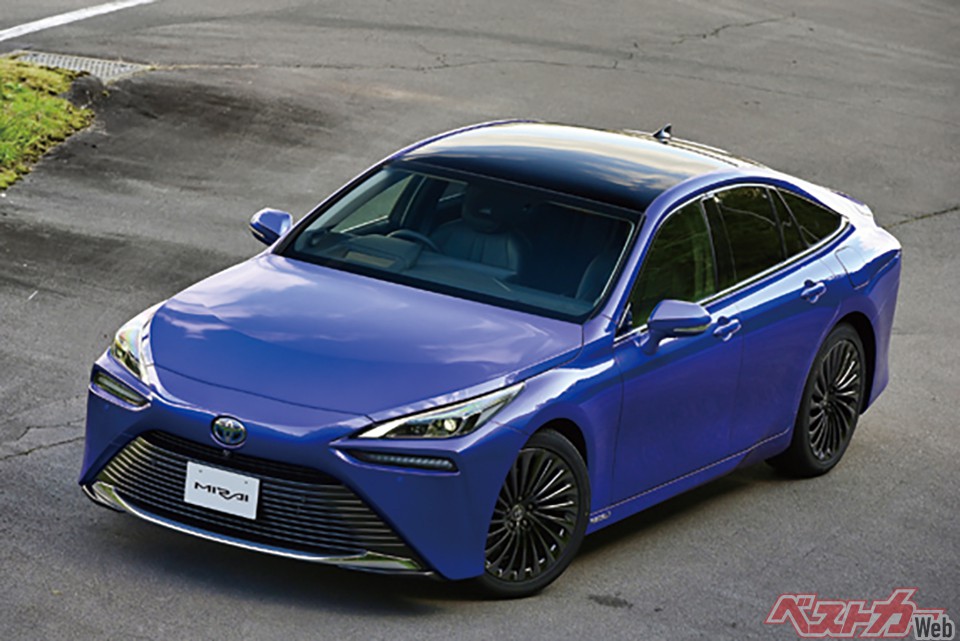 トヨタ MIRAI。大きく重い車体を加速させるモーターの低速から中速域はかなり力強い。モーター駆動車の未来が楽しみになる速度感だ