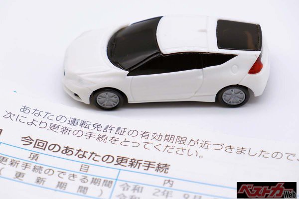 免許の更新などの際、写真は持参しなくても撮影してもらえるのだが、思ったような仕上がりにならないこともある(umaruchan4678@AdobeStock)