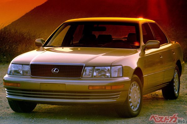 セルシオのフロントグリルに装着されたトヨタのエンブレムをレクサスに交換するユーザーも存在した(画像は左ハンドル仕様のレクサスLS)