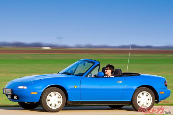 一見するとユーノスロードスター、しかし左ハンドル仕様のミアータMX-5