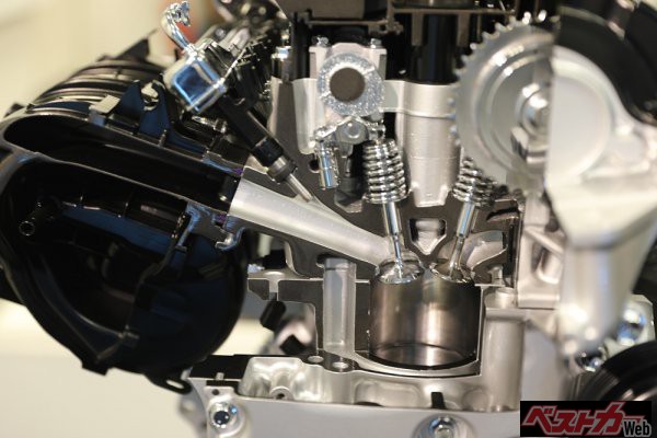 高タンブルストレートポート&薄型バルブシートの採用により、1L比で燃焼期間25%減少。デュアルポート+低ペネトレーション噴霧により、噴霧粒径が10%微粒化したことにより、壁面の付着抑制や未然損失を低減