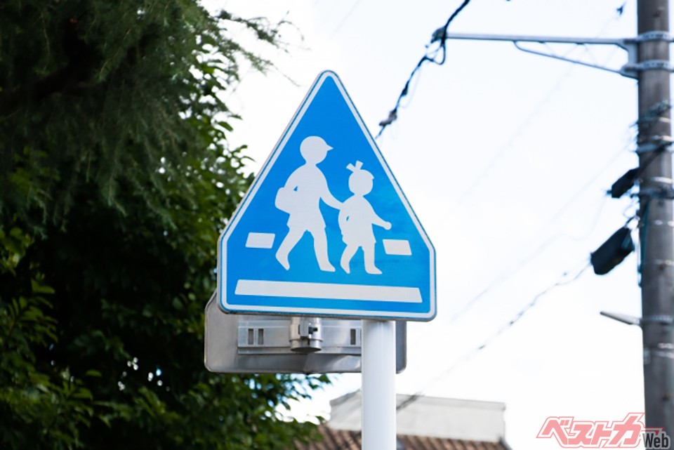 停まらないのは違反です 信号機のない横断歩道での一時停止について 自動車情報誌 ベストカー 停まらないのは違反です 信号機のない横断歩道での一時停止について 自動車情報誌 ベストカー