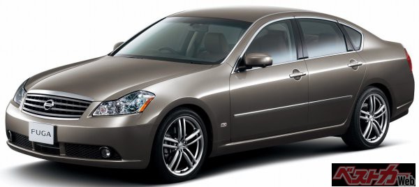 初代フーガは、スポーティな路線の「450GT」 「350GT」 「250GT」と、よりラグジュアリーを狙った「350XV」と「250XV」の5グレード構成であった