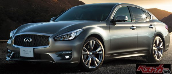 現行である2代目(Y51)フーガ。当初、国内仕様には2.5LのV6と、排気量を200ccアップした3.7LのV6、という2基を設定していたが、その1年後の2010年11月、「フーガHYBRID」が追加された