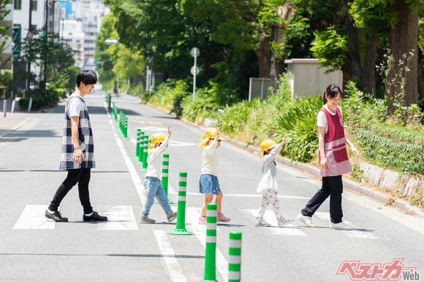 長野県では横断歩道を渡り終えた子供たちが一時停止をしてくれた車に対してお辞儀をする習慣があるという。一時停止はルールではあるが運転する側も心温まる習慣だ（milatas＠AdobeStock）