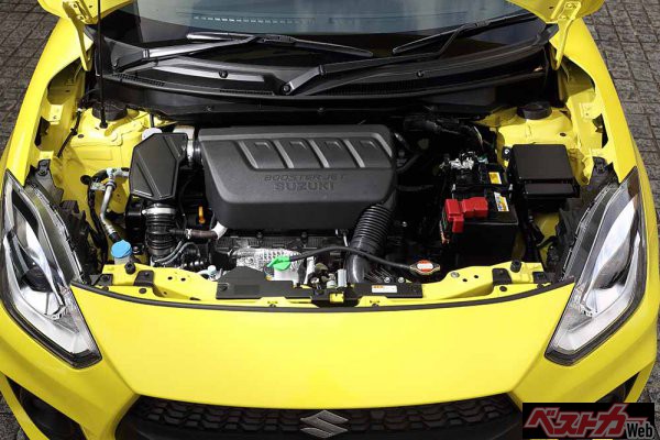 現行ZC33S型に搭載される1.4L直列4気筒ターボエンジン。最高出力140ps、最大トルク23.4kgmで先代のNAエンジンからターボ化とハイオク化で大幅なトルクアップを果たしている