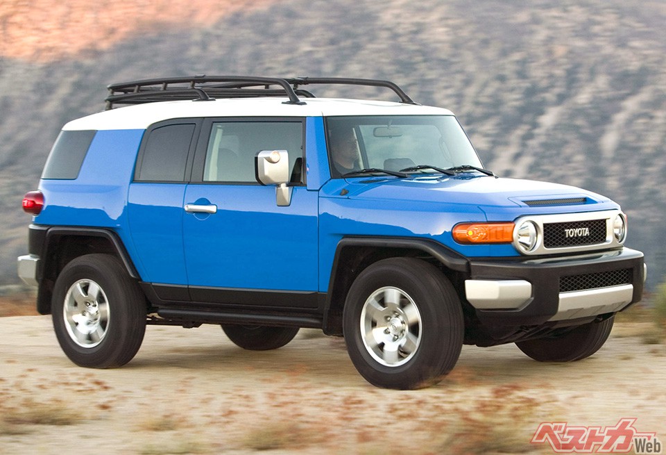 トヨタ FJクルーザー(2006年)。丸目のヘッドランプ、フロントグリルの中央に輝くTOYOTAエンブレム、そしてホワイトルーフは名車FJ40型ランドクルーザーをオマージュしたもの