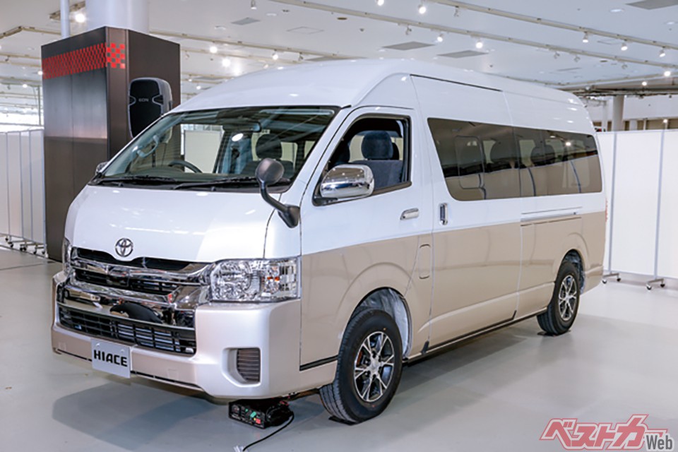 第4位:5代目ハイエース(現行型・2004年)。単なる荷車を超えたグランドツーリング能力という点でプロボックスに並ぶ。世界の人気者