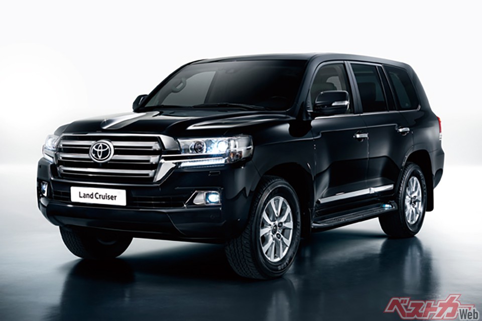 第5位:ランドクルーザー200(2007年)。300未試乗のため200をリストへ。ドバイの砂漠で見たランクルだらけの光景が忘れられない