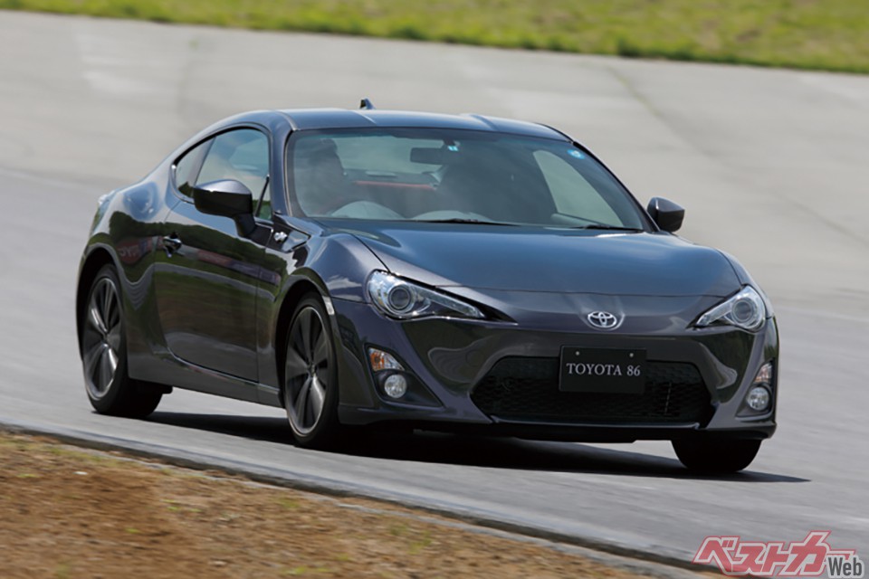 第9位:初代86(2012年)。ジェネラルブランドのスポーツカーはこうあるべきだと市販で示す。スバルとの協業もニュース