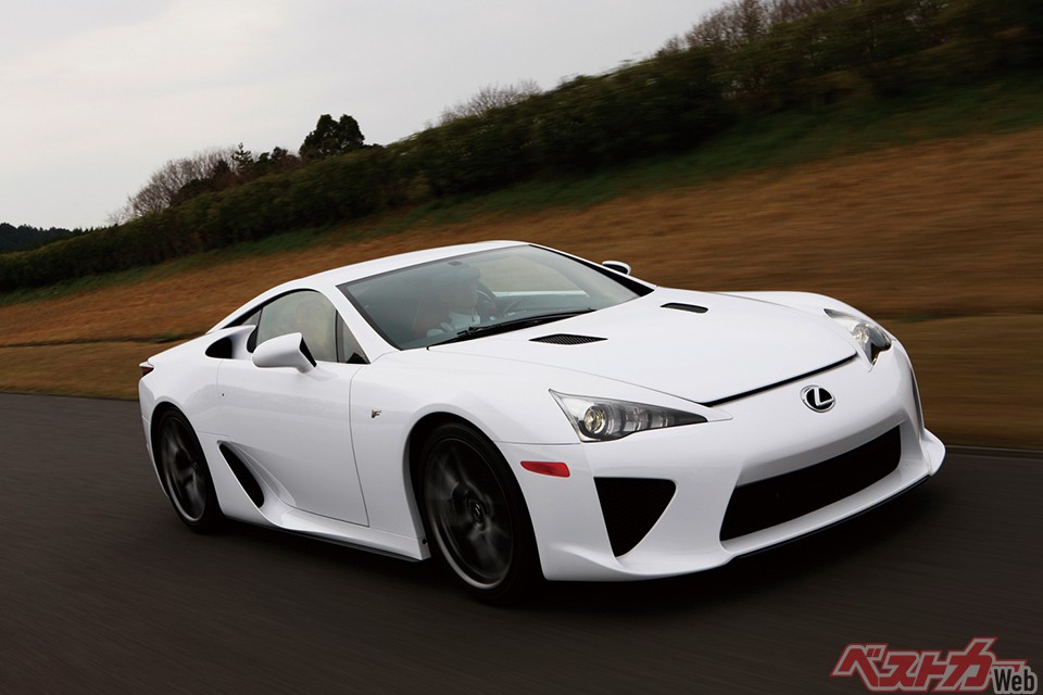 第1位:LFA(2010年)。世界限定500台のスーパーGT。F1参戦とシンクロさせた4.8L V10の官能サウンドが話題に