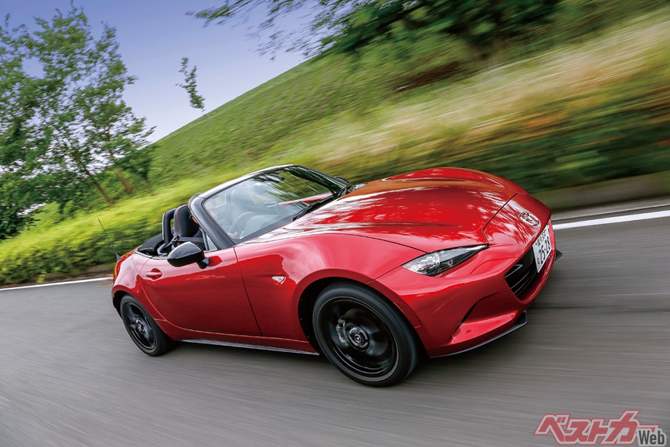 第2位:4代目ロードスター(現行型・2015年)。サイズとプロポーションが絶妙で、1.5Lエンジンを使い切って意のままの走りを楽しめる