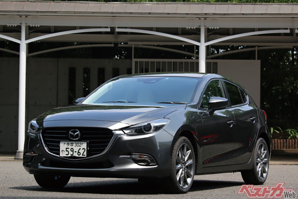 第3位:3代目アクセラスポーツ(2013年)。マツダのデザイン力の高さを知らしめた。このクラスで2.2Lディーゼルの走りは強烈