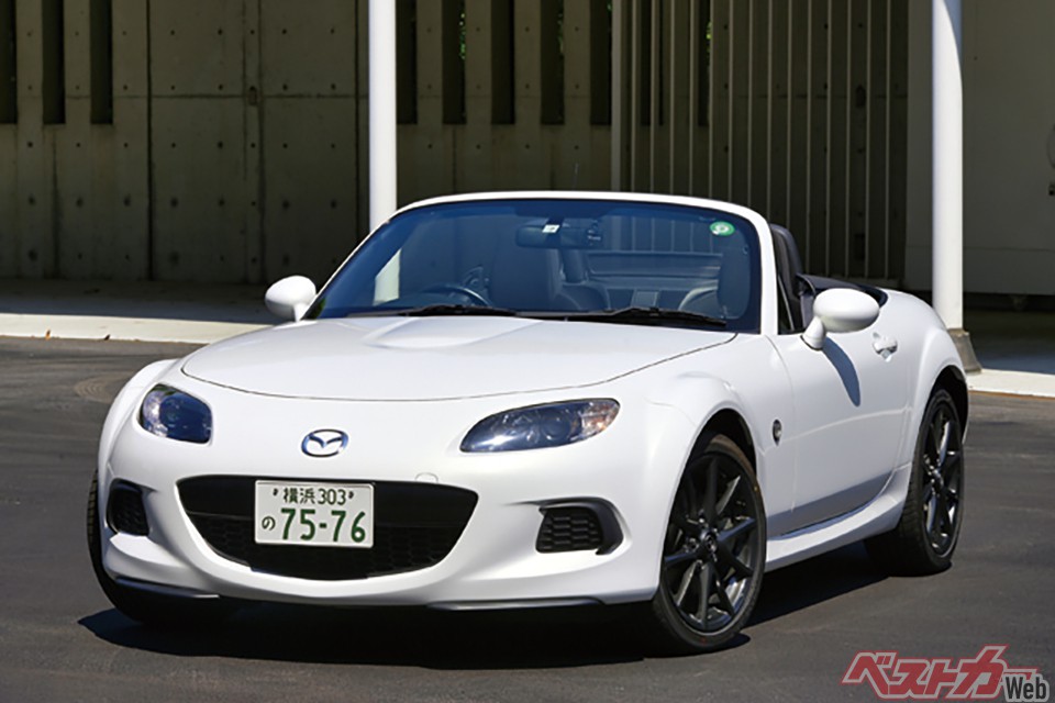 第6位:3代目ロードスター(2005年)。上級移行を目指しV6を積むというウワサもあったほど、歴代モデルのなかでも異色の世代