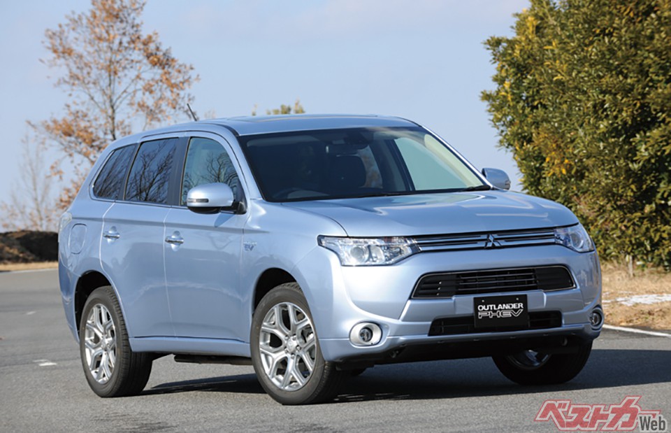 第1位:アウトランダーPHEV(現行型・2012年)。4WD技術とEV技術を融合した先進のプラグインハイブリッドで、走りの実力も非凡