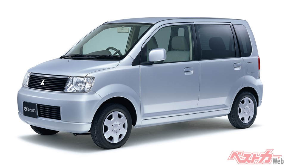 第4位:初代eKワゴン(2001年)。優れたパッケージングとスマートなデザインの軽ハイトワゴン。運転しやすかった