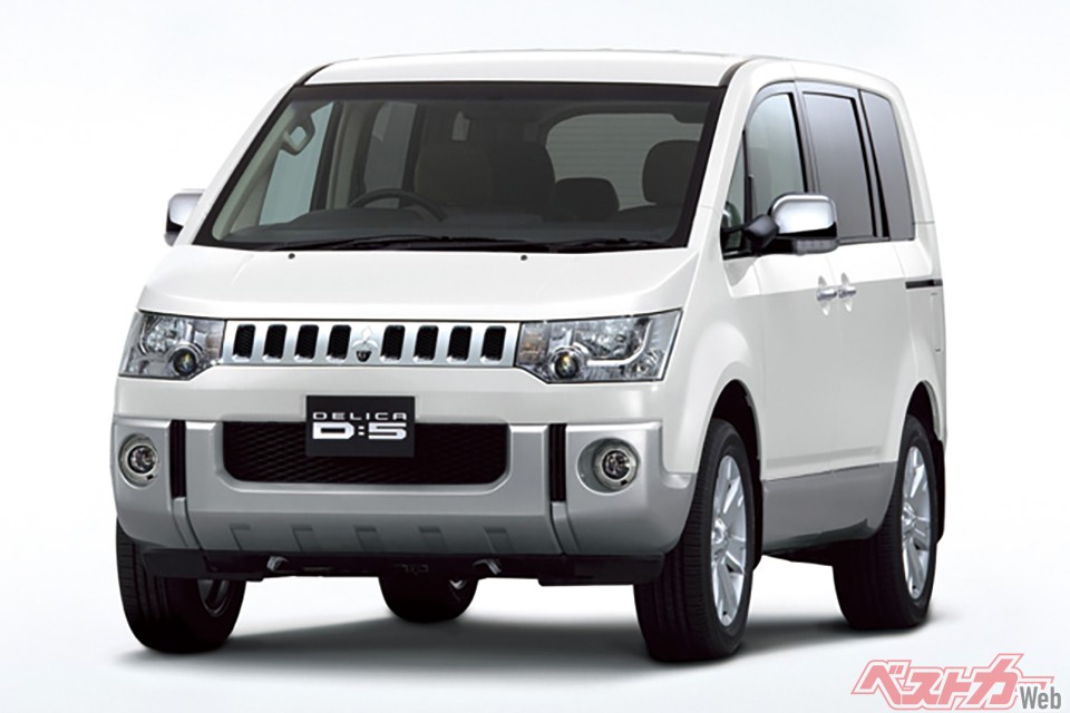 第6位:5代目デリカD:5(現行型・2007年)。多人数が快適にドライブできる広い室内に加え、SUV並みの卓越した走破性を誇る