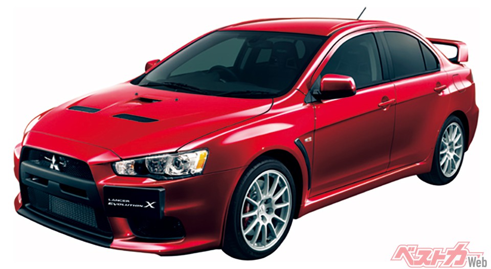 第7位:ランサーエボリューションX(2007年)。S-AWCや2ペダルMTのTC-SSTなど、三菱のハイテク技術を満載し、豪快な走り!