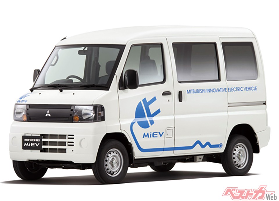 第8位:ミニキャブMiEV(2011年)。エコでクリーンな走りに加え、キャビンと荷室も広い便利な軽自動車サイズの商用EV
