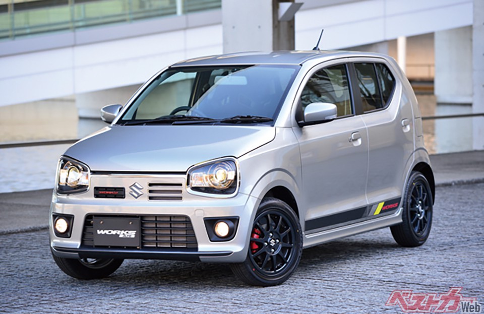 第5位:5代目アルトワークス(現行型・2015年)。絶滅危惧種となった軽のホットハッチ。軽量ボディを利して痛快な走りを見せつける