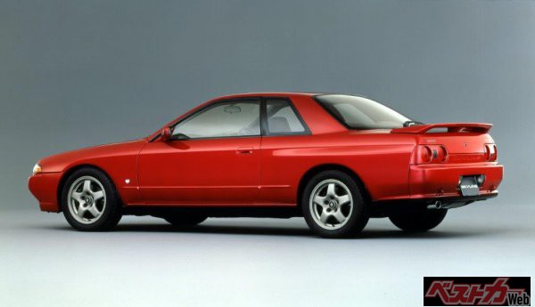 前期型のリアスタイル。発売当初から完成度がずば抜けて高かったR32。モデルを通じて変更点が極めて少なかった。しかし901活動終了後の日産車が抱える混迷を誰も想像しなかっただろう
