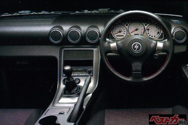 インパネもほぼノーマルのまま。走りに徹したモデルらしく、シンプルそのものだ