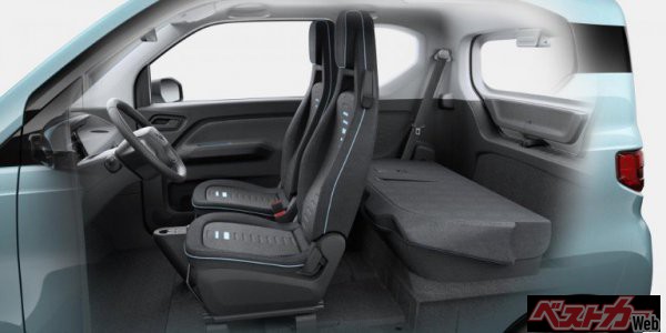 4人乗りのインテリア。日常の移動手段として割り切れば、4人も乗れる便利なアシである。リアシートは低コスト車では定石となる一体可倒式だ