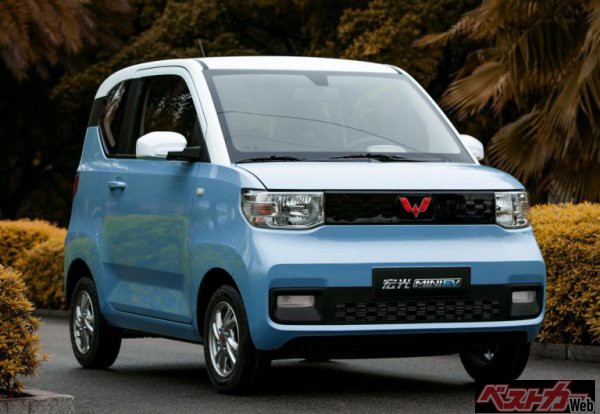 中国で上汽通用五菱汽車が販売する全長2920mmの宏光ミニEVは約45万円から。最高速度は105km/h、1充電あたりの実用航続距離は100kmだという