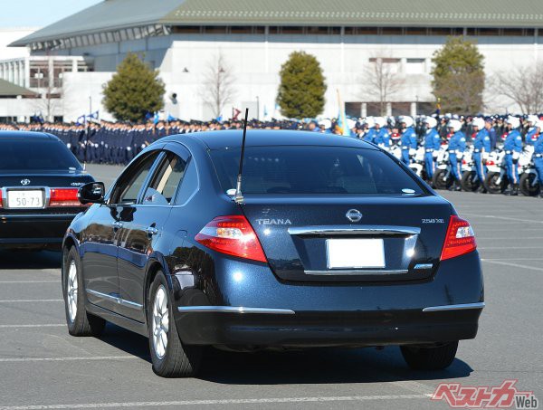 自動車電話用アンテナに擬装した警察無線用アンテナ。この車両は幹部用車両である