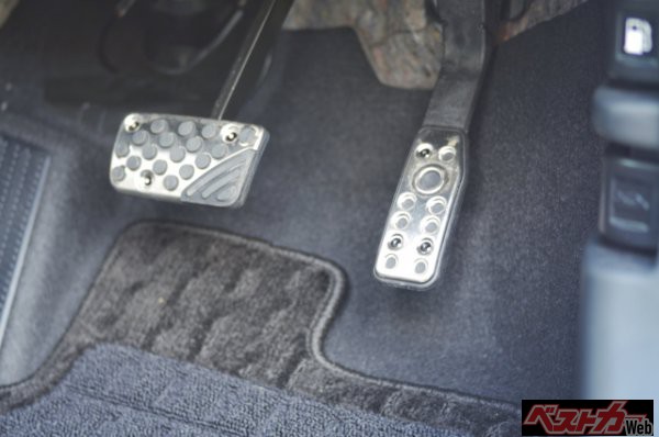 ペダルの踏み間違い事故が社会問題になっている影響もあり、「安心ドライブサポートクッション」の売れゆきは高齢のユーザーを中心に好調!