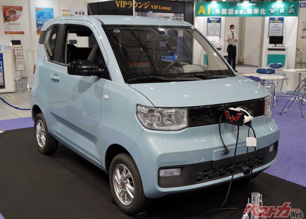 2021年6月、日本のイベントで公開された宏光ミニEV。コスト優先のため、直線的なボディだが、50万円台とは思えない外観だ(写真/加藤博人)